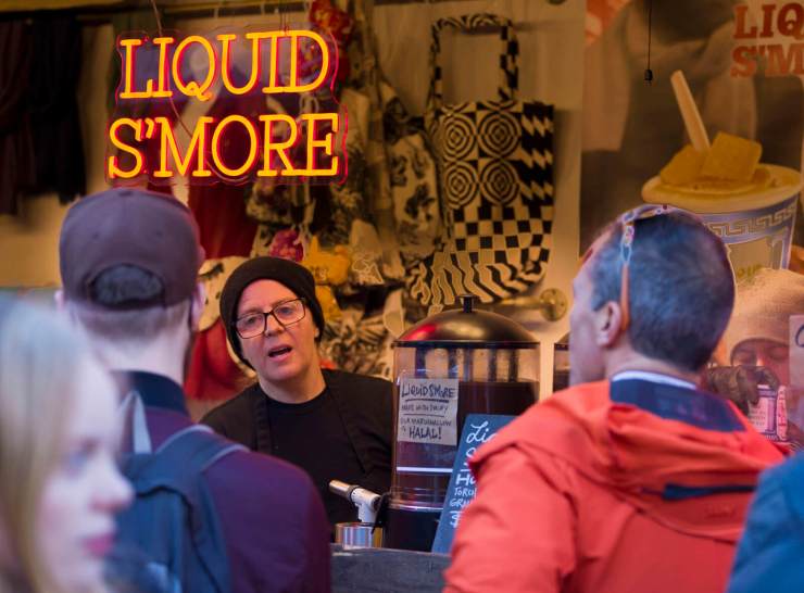 Un chocolat chaud de Liquid S'mores détend le marché de vacances d'Union Square.